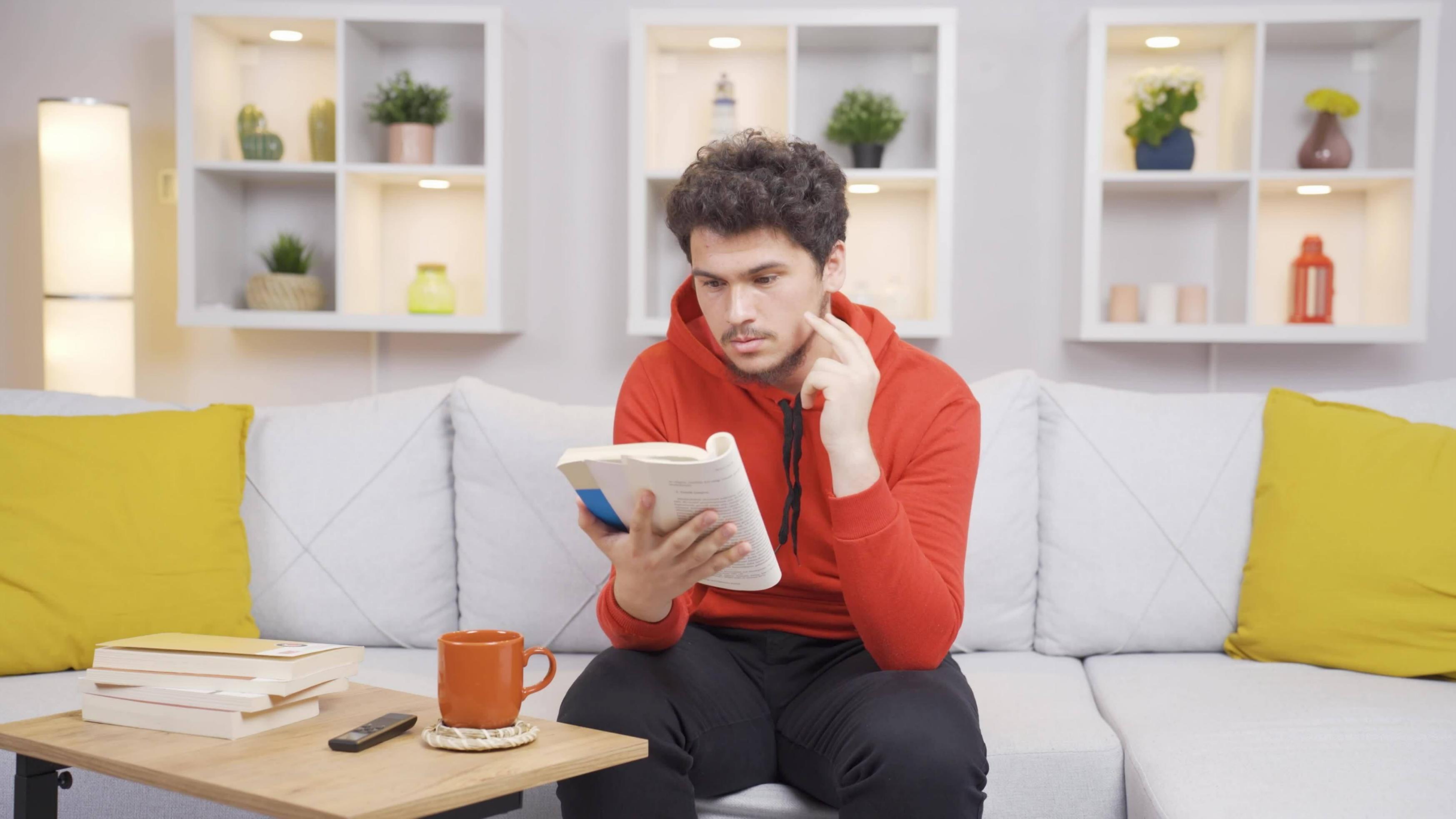 Команда бухгалтеров работает с документами